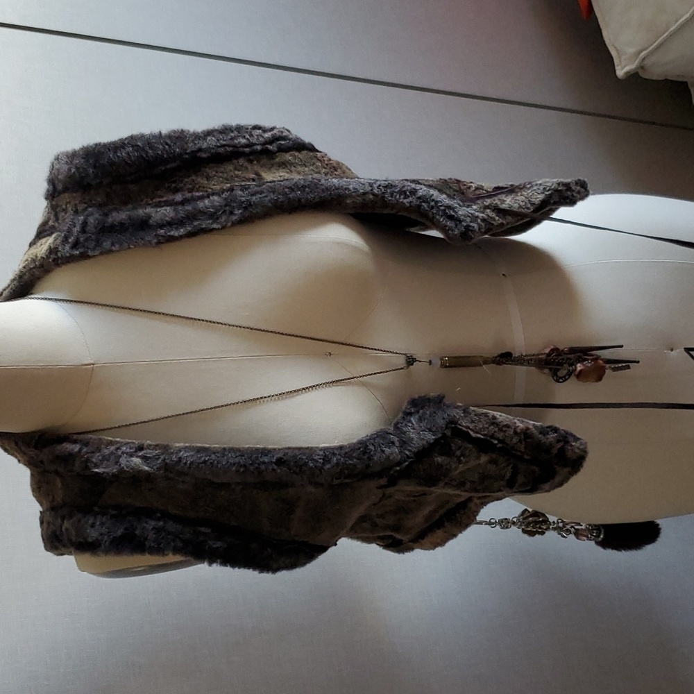 EUC Vintage 90's Betsey Johnson Reversible Sheepskin Vest with Keychain / Charm - Picture 12 of 14